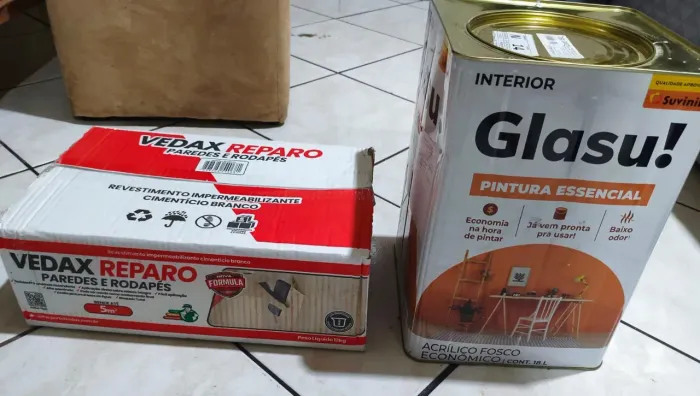 Tinta branco gelo e impermeabilizante vedax reparo