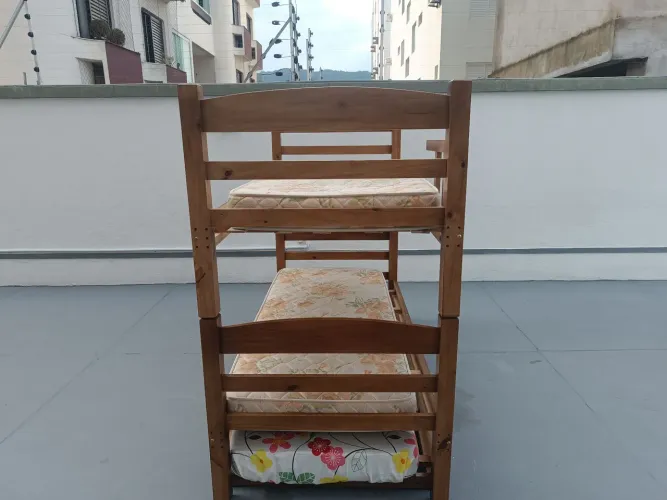 Triliche de madeira com colchão