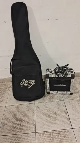 Guitarra Stratocaster preta + amplificador, cabo e correia