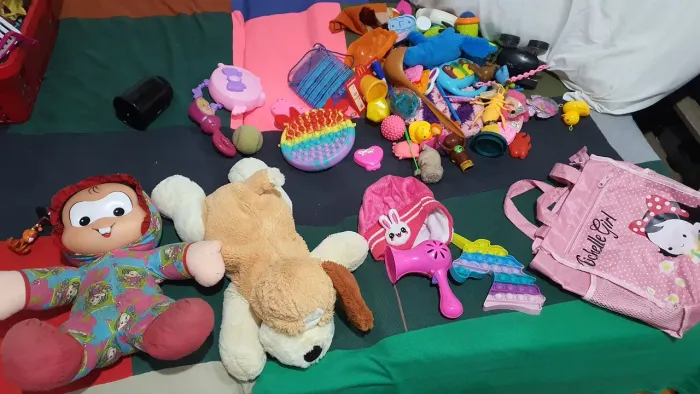 Lote 50 peças de brinquedos bonecas bonecos criança