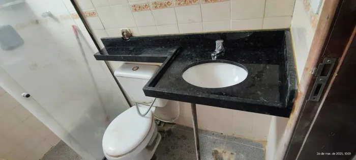 Bancada de banheiro no verde Ubatuba no travertino