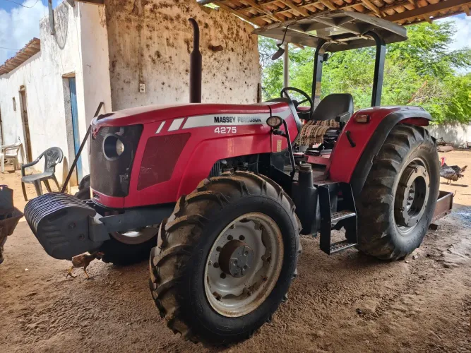 Trator Massey Ferguson 4275 ano 2012.