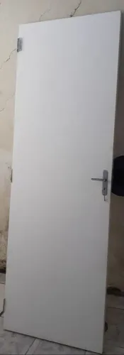 Porta interna madeira, com fechadura e dobradicas