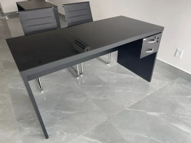 MESA DE ESCRITORIO COM VIDRO E GAVETAS 1.50 LOJA IKONOFFICE