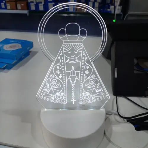 ABAJUR NOSSA SENHORA APARECIDA LED ACABAMENTO EM ACRILICO COM 3 TONALIDADES DE LUZ 