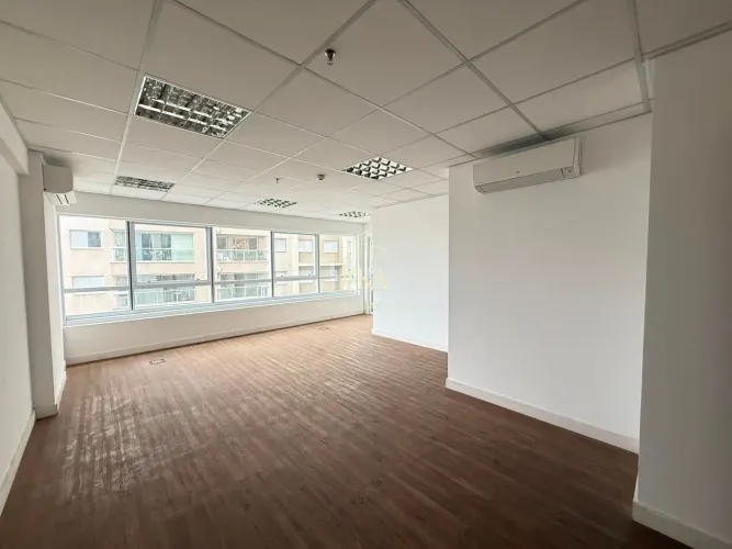 Sala comercial com 45m², 2 banheiros e 1 vaga para locação no condomínio Office