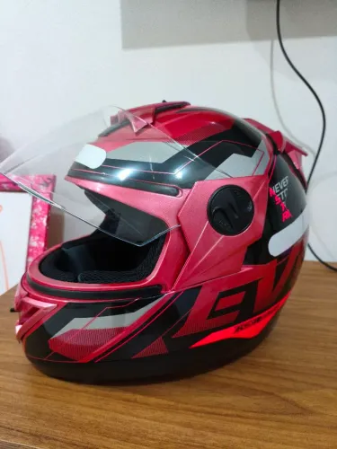 Capacete feminino muito novo