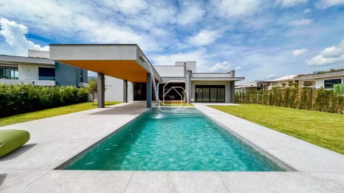 Casa à venda no condomínio Portal do Japy Golf Club, em localização privilegiada, cercada 