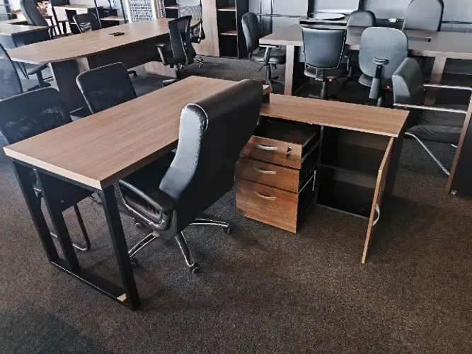 Mesa de Escritório em L com 3 Gavetas 1 Porta e Nichos - 0,77x1,69x1,16cm - PROMOÇÃO!!