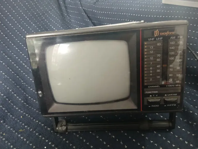 Tv portátil antiga Broksonic  - leia