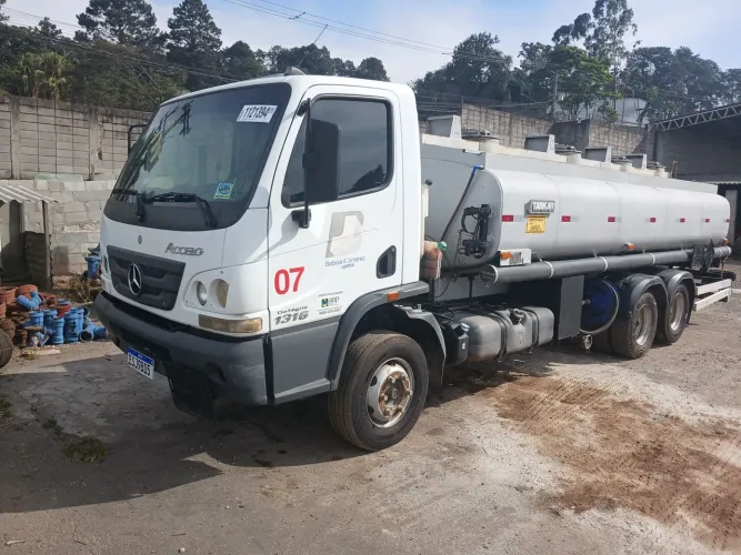 Accelo 1316 tanque 10 mil litros.