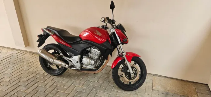 Vendo moto cb300r 2011