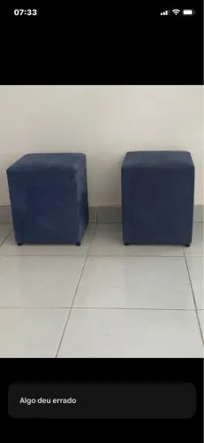 Sofá azul e 2 puffs