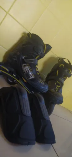 Patins profissional oxer TAM 41 + joelheiras TAM G