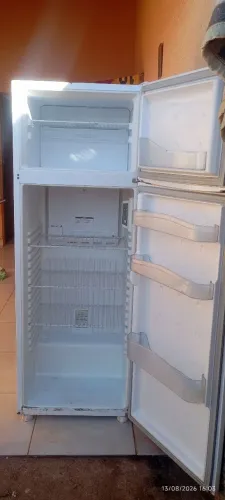 Vende-se geladeira Consul 334L