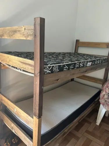 Cama beliche com colchão