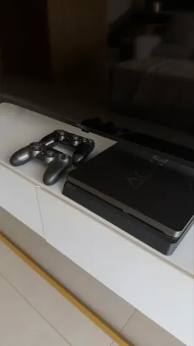 PS4 Slim + 2 controles + 4 jogos