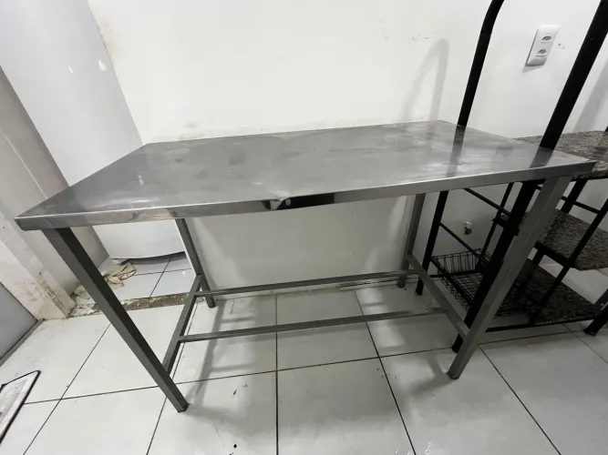 Mesa com tampo de inox. ALTURA 0,90 LARGURA 0,585  COMPRIMENTO 1,18
