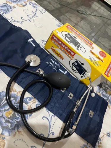 Esfigmomanômetro aneróide com estetoscópio