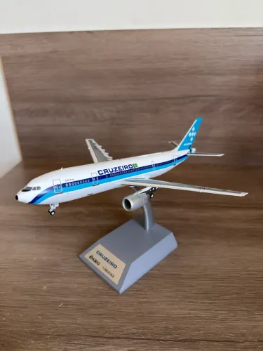 Miniatura metal Airbus A300 da CRUZEIRO escala 1:200