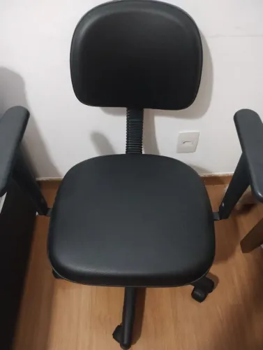 Cadeira secretária com braços 