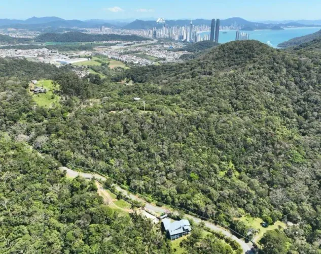 Terreno Privilegiado a 1 km da Praia do Estaleiro