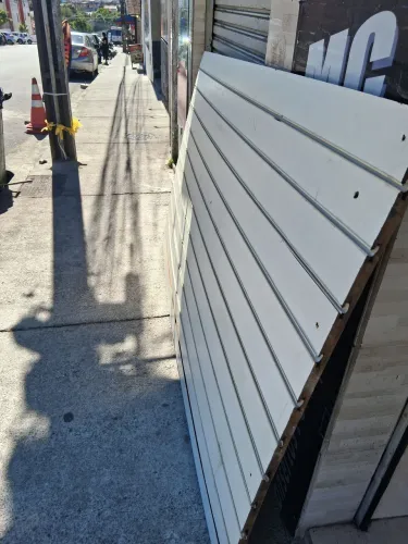 Mesa expositor canelado