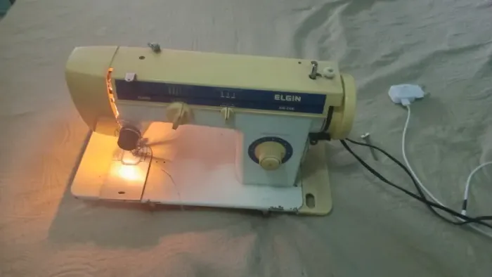 Máquina de costura eletrica