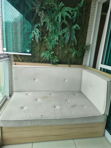 Sofá de canto, MDF, com os almofadas na cor cinza. Medidas: 1,55 x 0,94