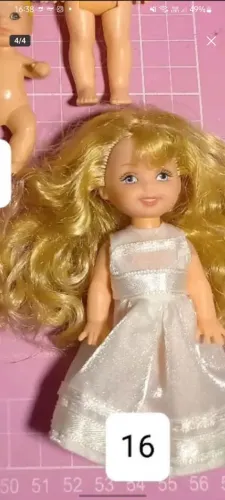 Kelly n.16 com vestido sem sapato