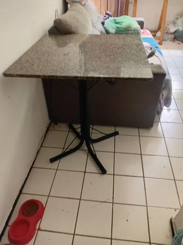 Mesa de mármore quadrada