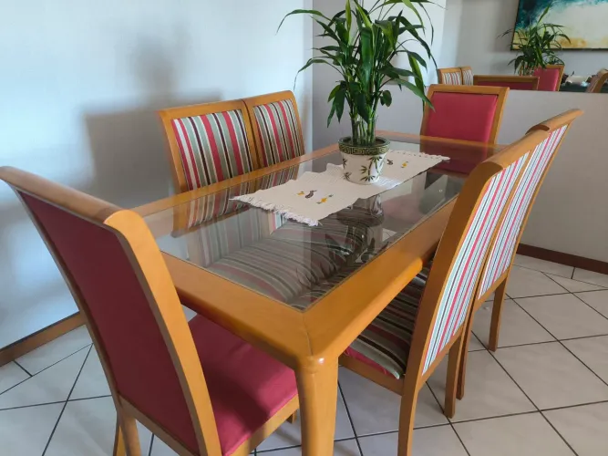 Mesa de madeira com 6 cadeiras