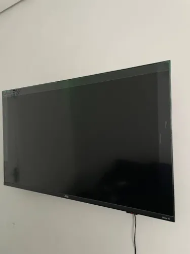 Vendo tv smart 43 polegadas LED /HDMI/USB/WIFI. Tv nova quase n uso no plástico ainda de