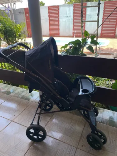 Carrinho com bebe conforto