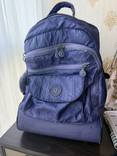 Mochila Kipling Sanaa roxo metalizado de rodinha