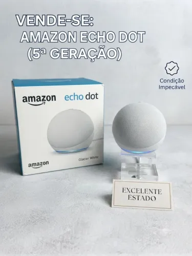 Alexa Amazon Echo Dot de 5ª geração com relógio (na cor branca/glacier white).