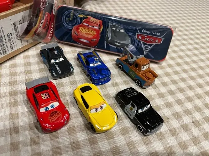 lote Disney Mcqueen Mate Cruz Sheriff carrinhos estojo de metal Carros 3