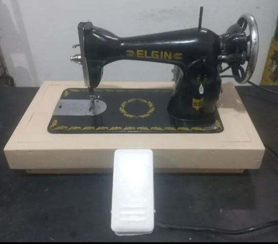 Máquina de Costura Reta Comum Elgin Funcionando.