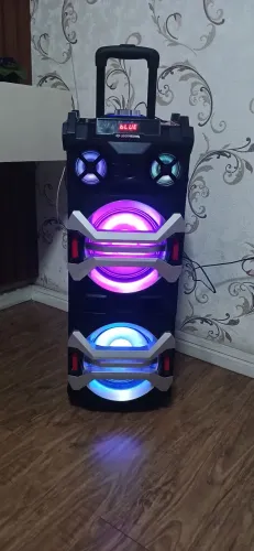 Caixa de som mundial 300watts.