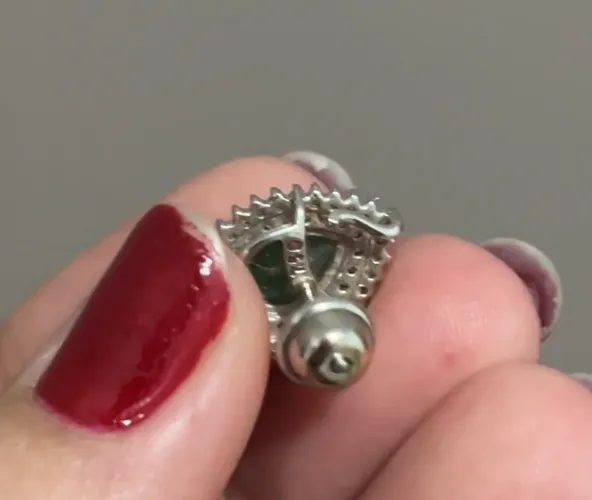 1 Pé de brinco Vivara BRINCO CLÁSSICO EM OURO BRANCO 18K COM ESMERALDA E DIAMANTES