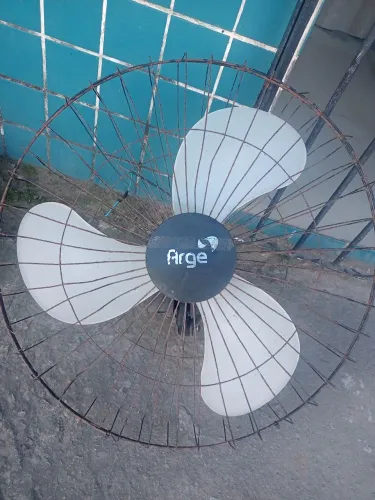 Ventilador industrial funciona com 10 minuto para
