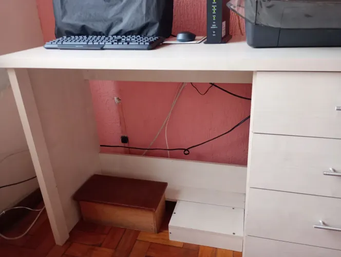 Vendo móvel semi novo com 5 gavetas , uma porta adaptado pra equipamento para computador