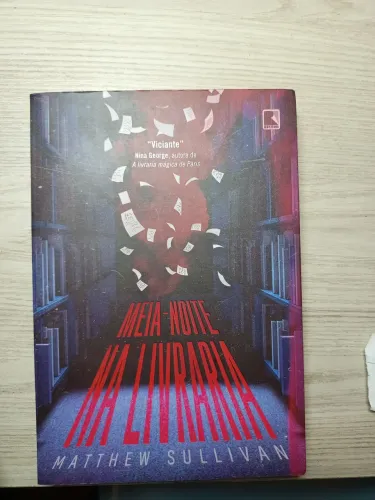 Livro Meia Noite na Livraria folhado em perfeitas condições