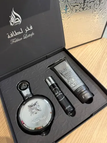 Kit Fakhar Black Lattafa EDP - Perfume 100ml + Perfume Bolsa 12ml + Gel corporal 100ml  