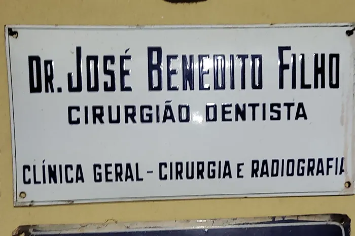 antiga placa clássica de identificação profissional.Esmaltada em perfeito estado