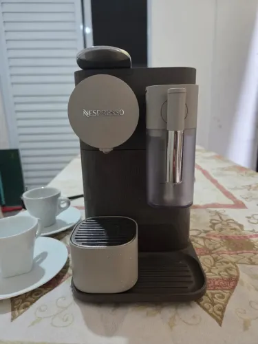 Cafeteira Nespresso Lattissima One