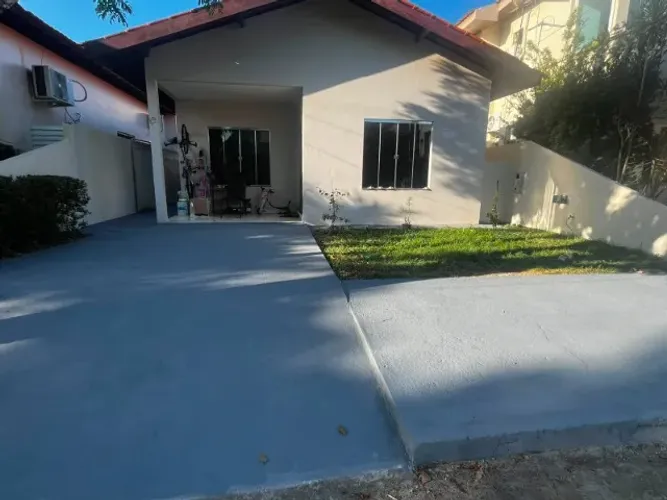 VENDE-SE EXCELENTE CASA NO CONDOMÍNIO VILA TROPICAL