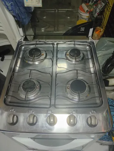 Fogão 4 bocas acendimento automático , usado poucas vezes. 500$ . pra vim buscar 