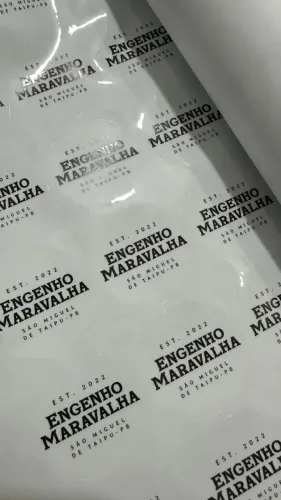 Adesivo transparente recortado com corte preciso e entrega rápida