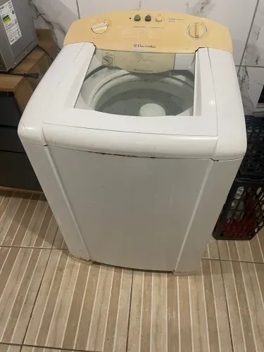 Máquina para tira peças